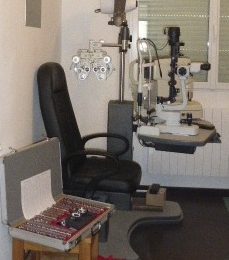 Salle d'examen de vue et d'adaptation en lentille